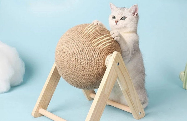 Travel-friendly-toys-keep-your-cat-entertained-on-the-go-2-400x400